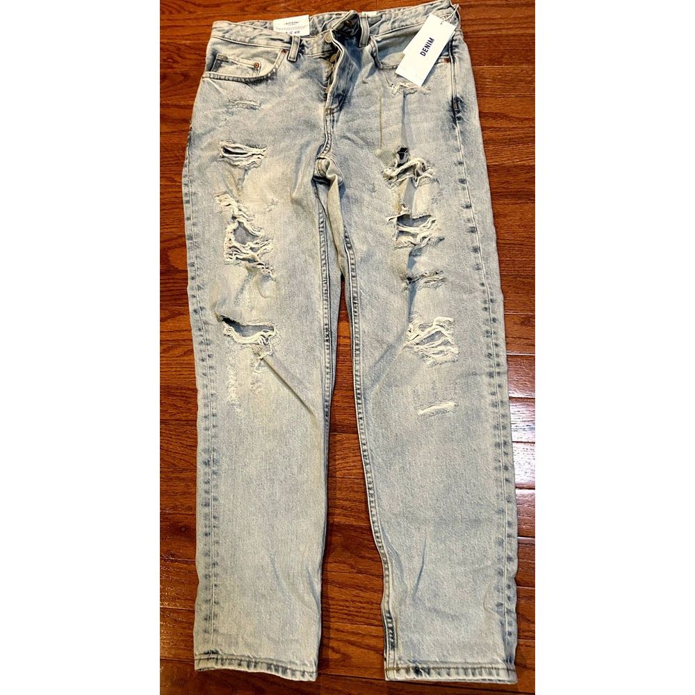 NWT- Boyfriend Low Waist Distressed Light Jeans- Size 27/32